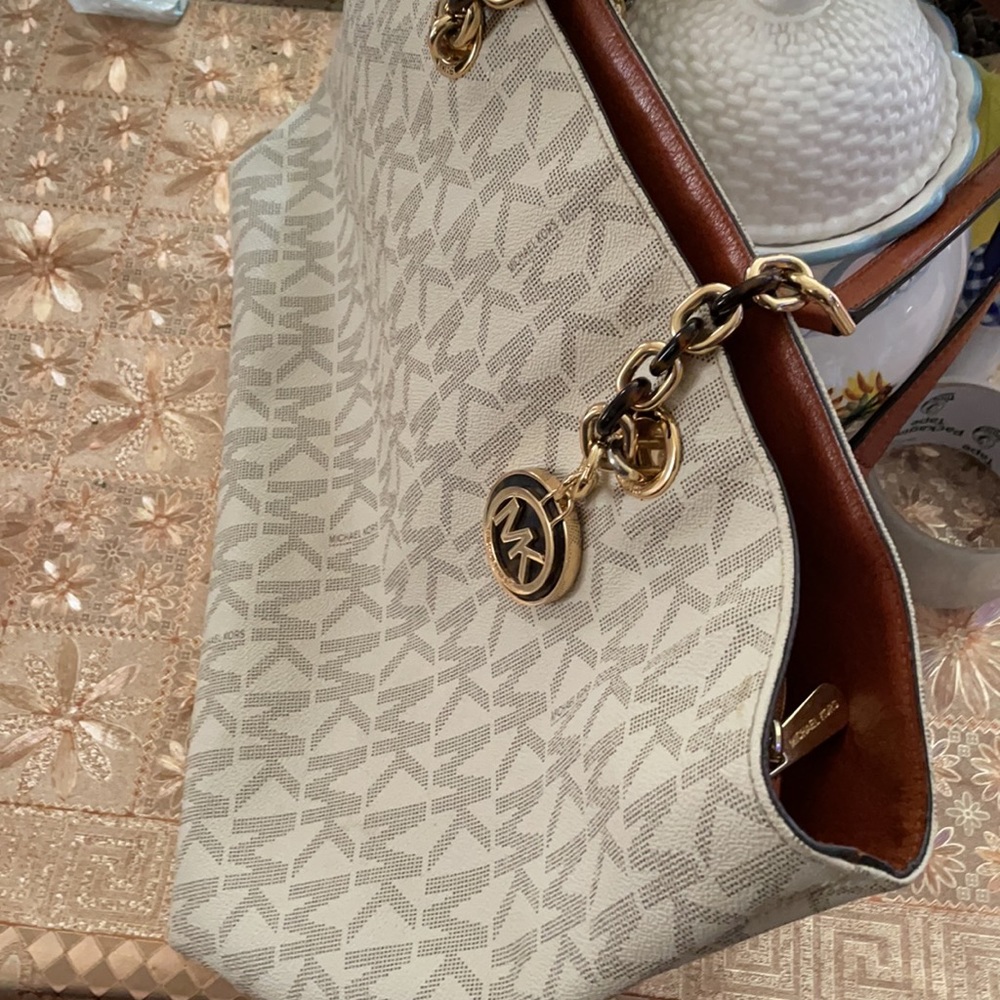 Michael Kors - Picture 2 of 3